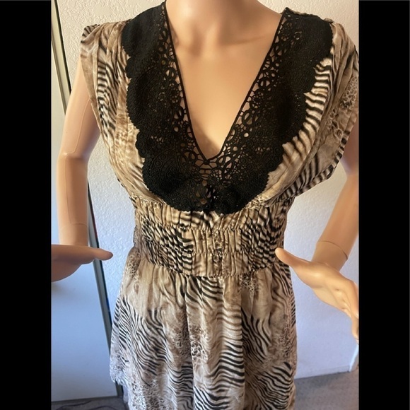 𝅺BEBE Ladies Woman's DRESS W/Brown Zebra DESIGN Size Small w/ Black Lace Neck - Picture 3 of 5